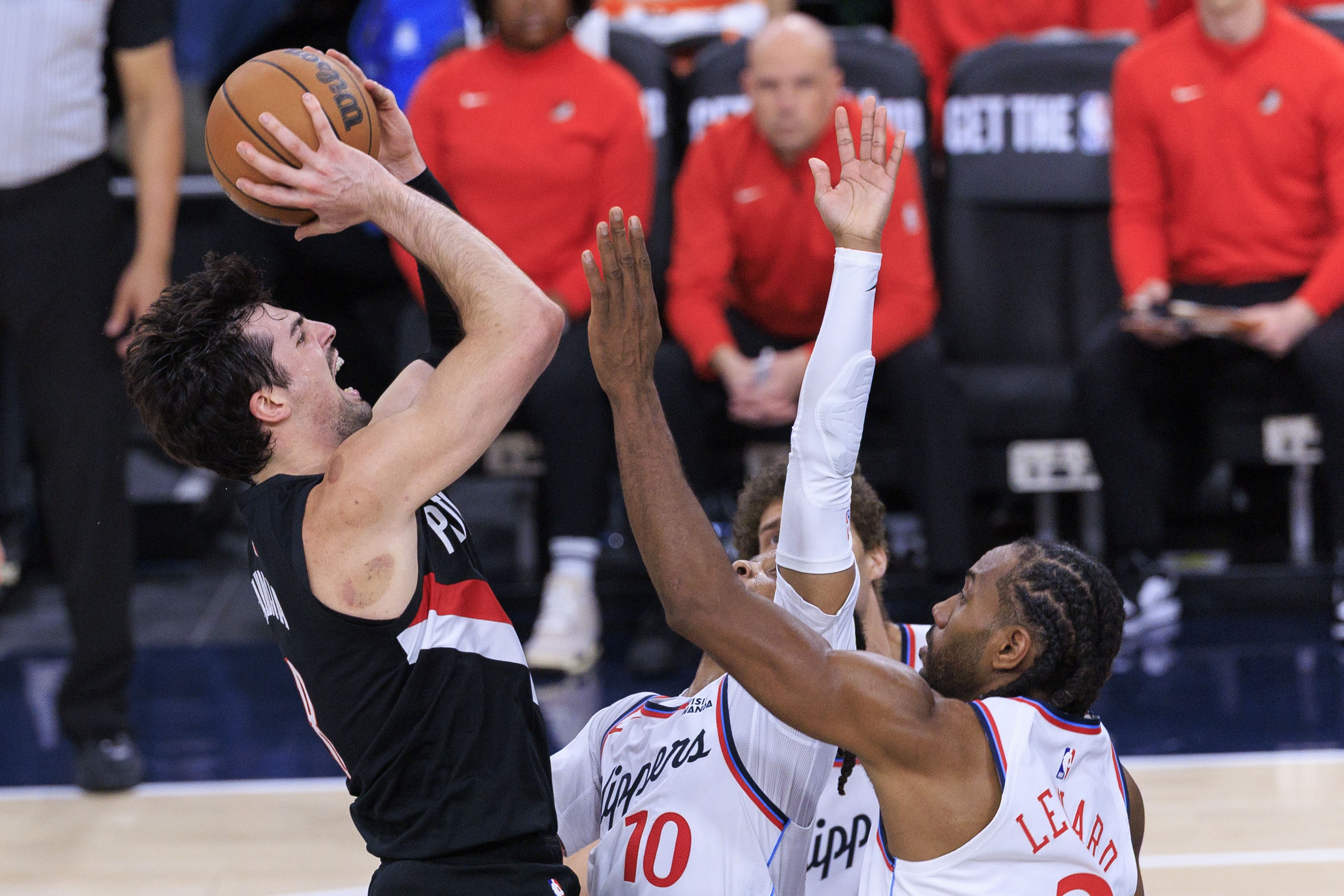 海星体育APP-快船本赛季对阵开拓者2-1 赛季倒数第二场双方还要打一场卡位战